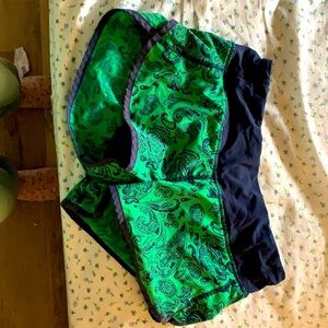 Green patterned lululemon shorts !! Great condition size xs/0